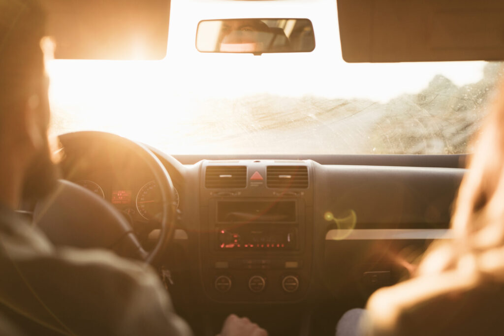 menjaga interior mobil dashboard