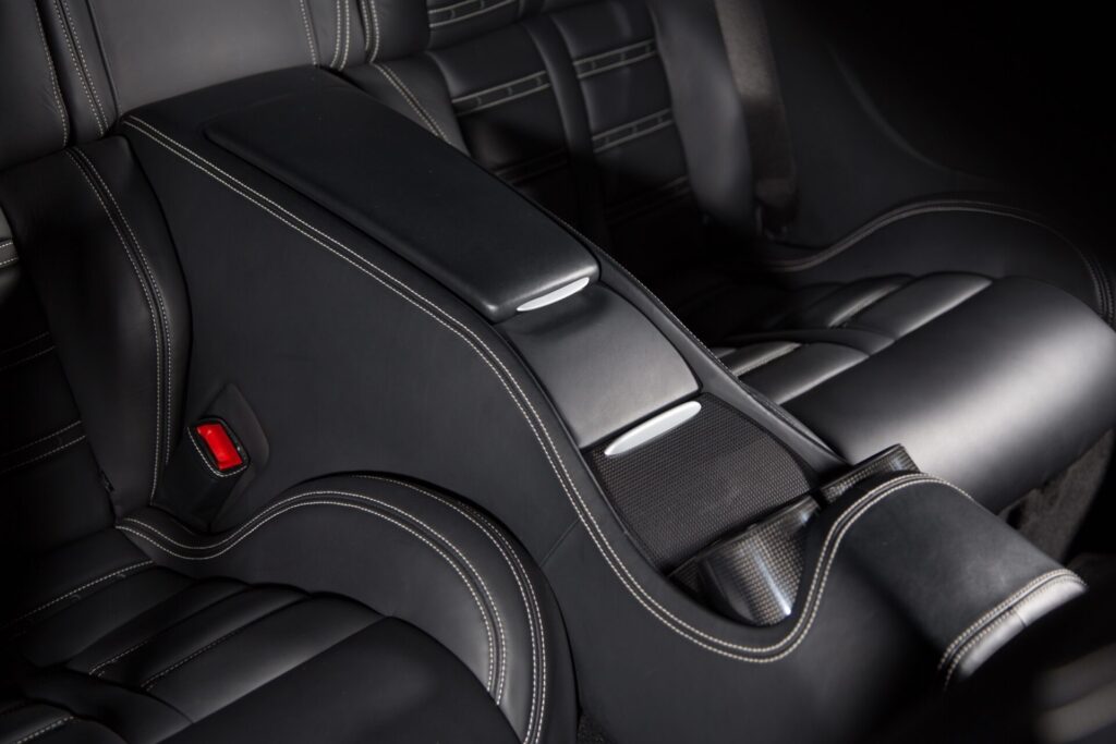 interior mobil warna gelap
