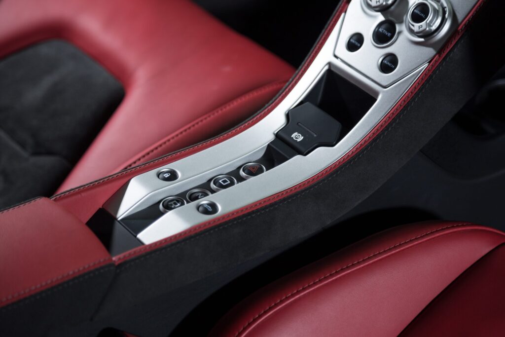 interior mobil berwarna merah gelap