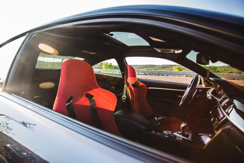 interior mobil warna merah