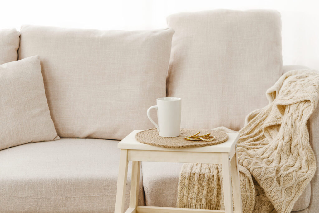 sofa warna krem susu