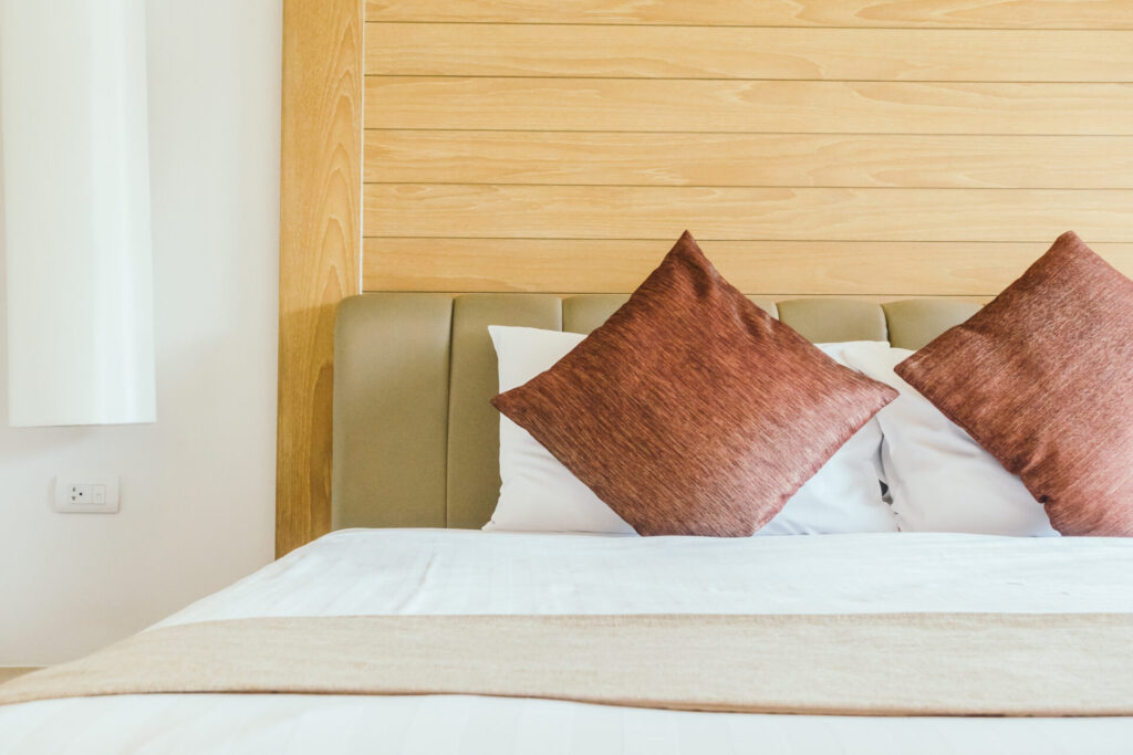 aplikasi kain interior pada headboard