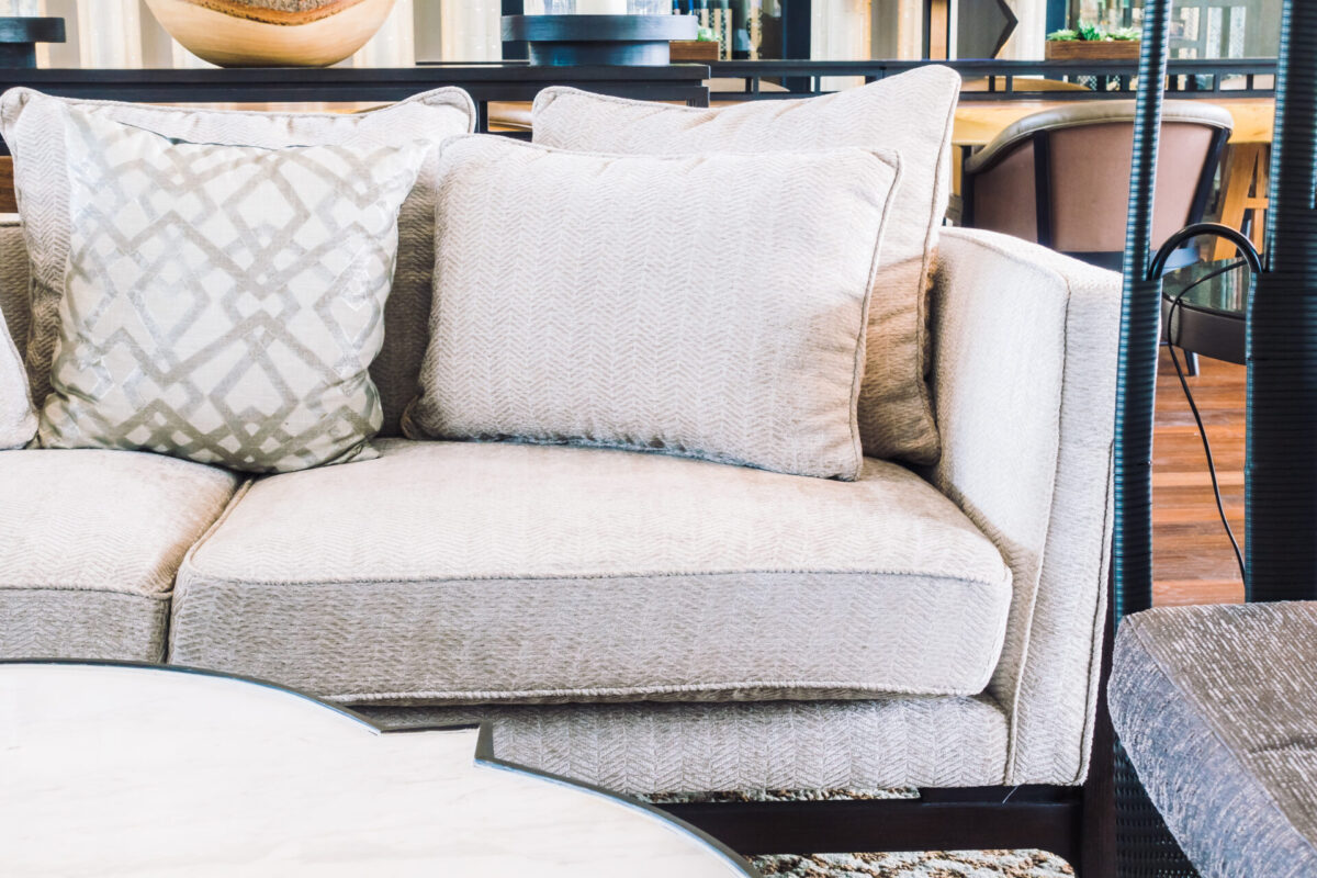 penyebab kain sofa kusam