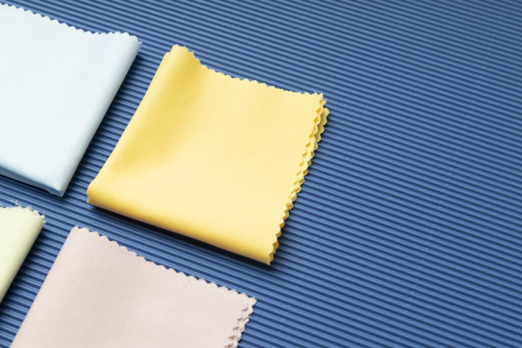 perbandingan material polyester vs vinyl